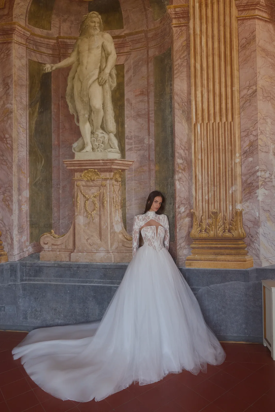 Dettaglio del coprispalle in pizzo con scollo a oblò dell’abito da sposa Clarimond