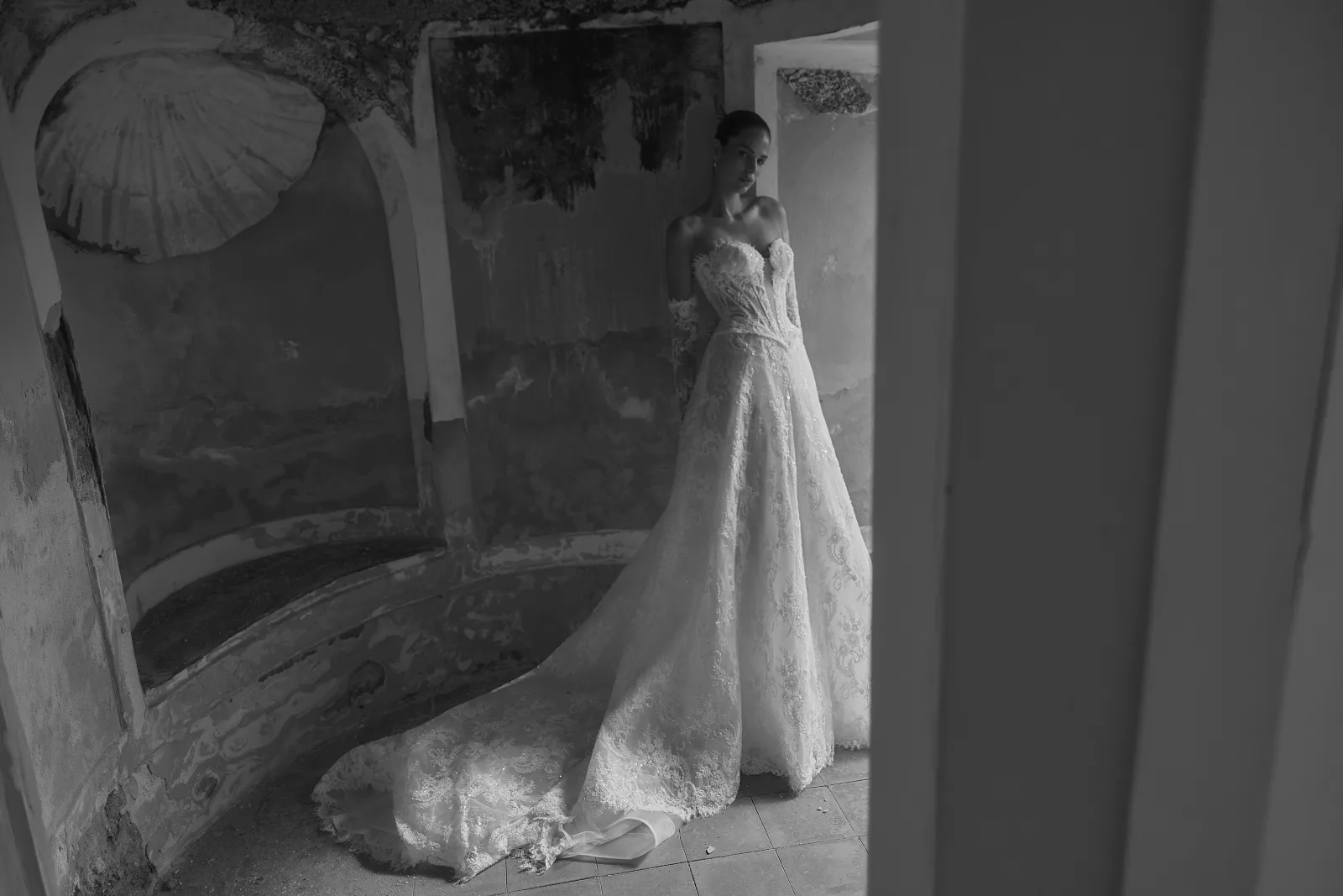 Dettaglio dell’orlo a ciglia e delle maniche staccate dell’abito da sposa Coralia