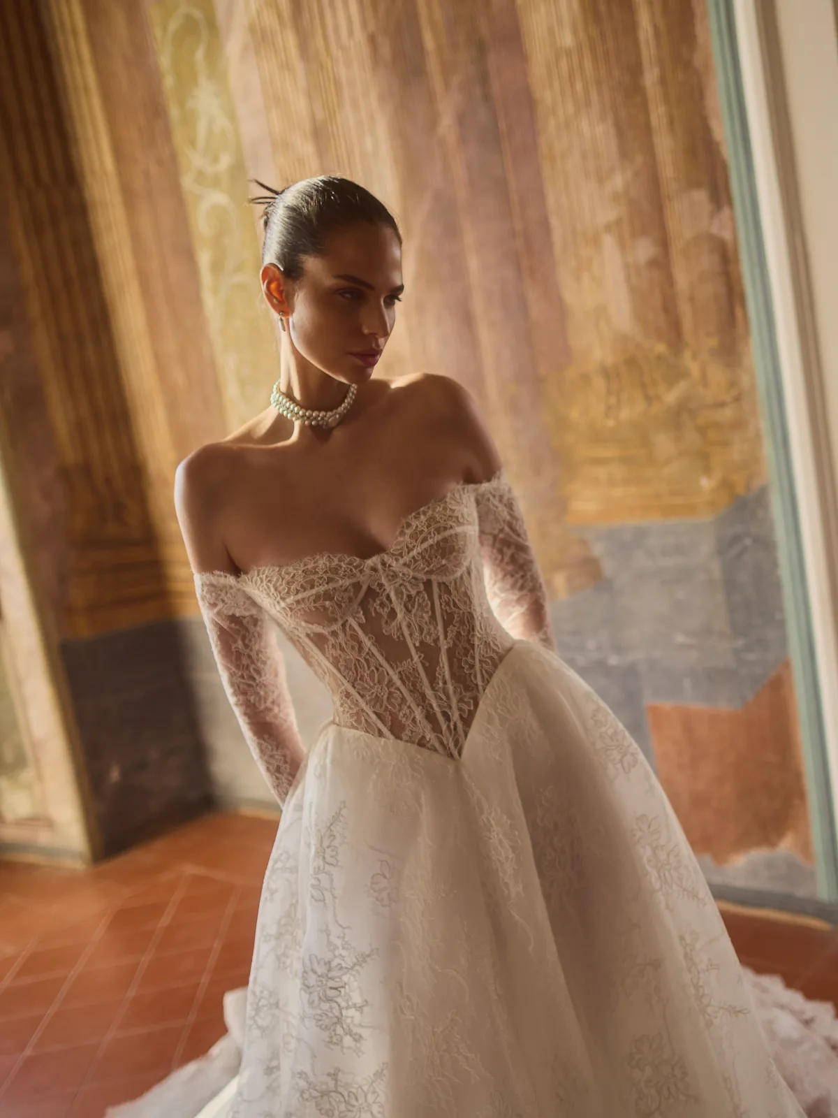 Dettaglio del corsetto in trasparenza e del pizzo dell’abito da sposa aristocratico Edwina