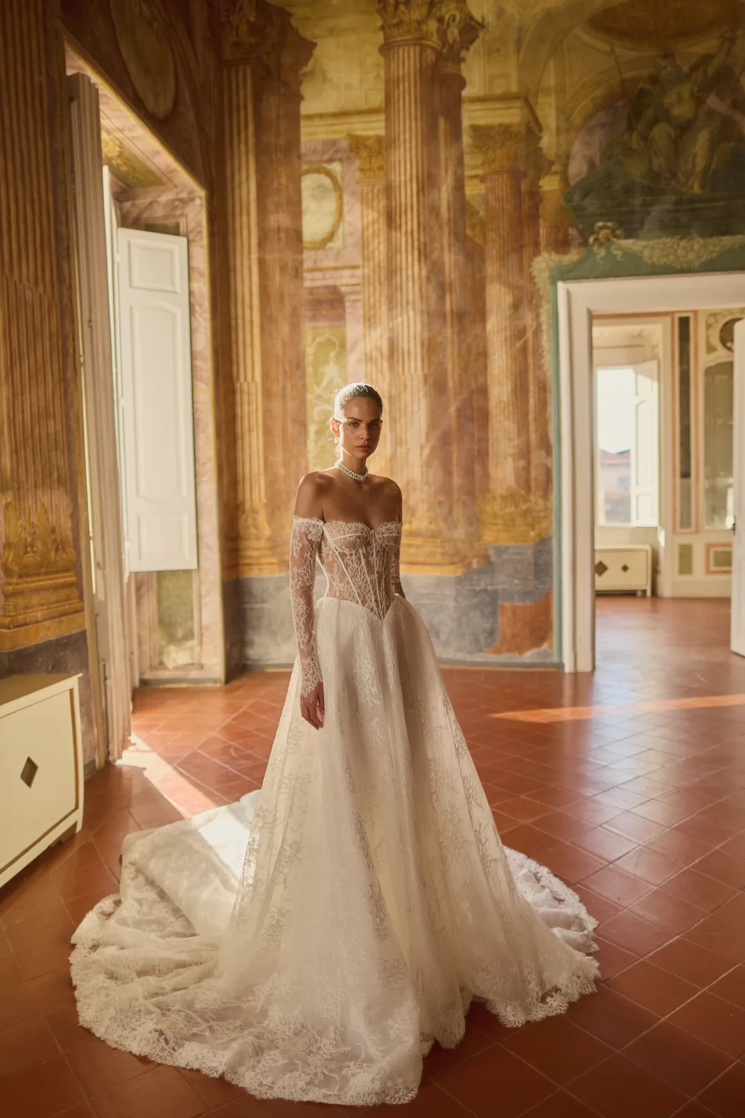 Edwina, abito con maniche lunghe in pizzo — collezione Felicia Couture, made in Italy — foto 3