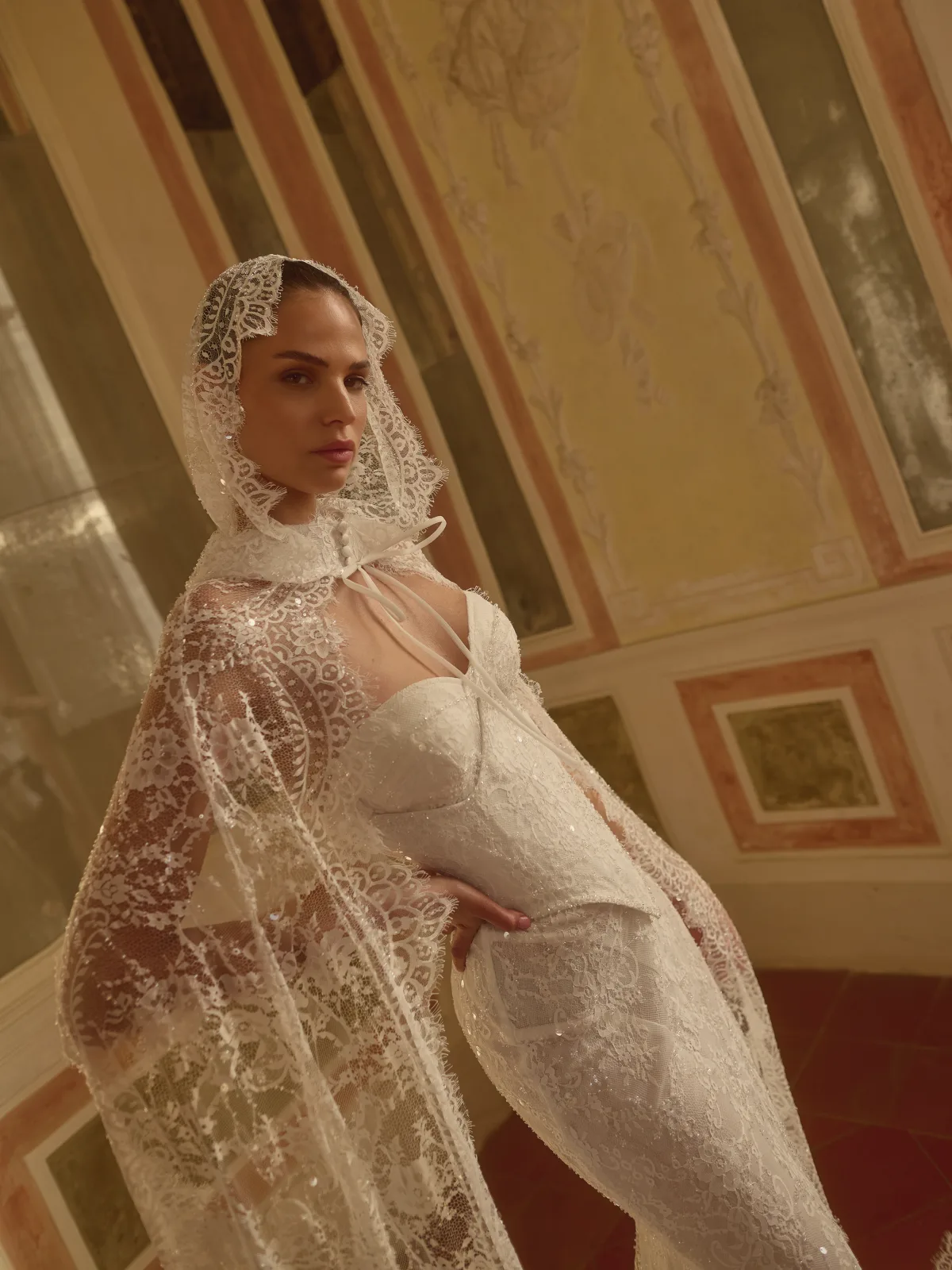 Sirena scintillante sotto la cappa con cappuccio dell’abito da sposa Fervor