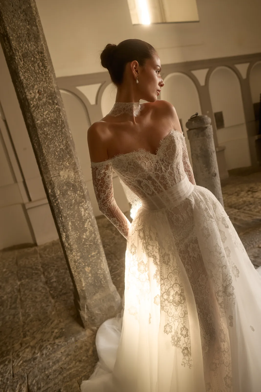 Dettaglio del pizzo floreale in controluce dell’abito da sposa Garden