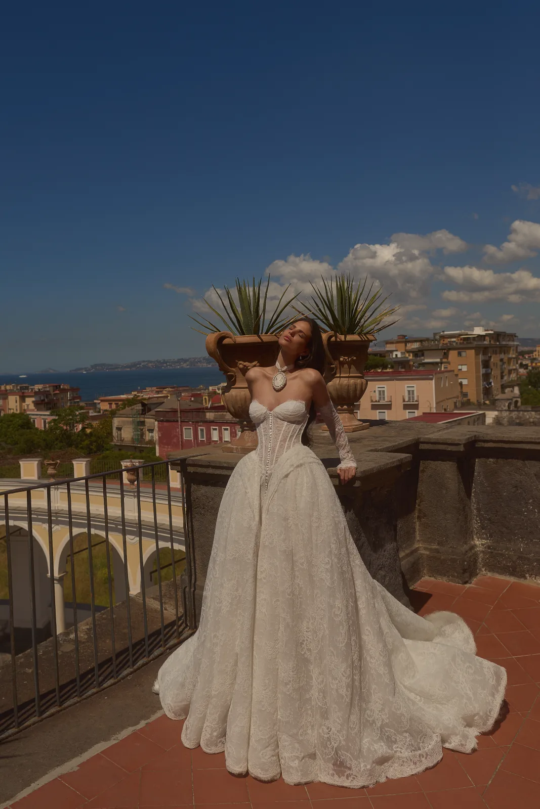 Dettaglio del corsetto con bottoni rivestiti e maniche staccate dell’abito da sposa Lavinia