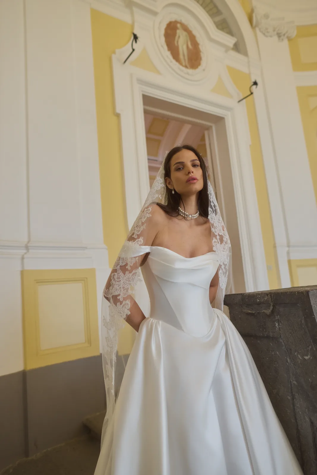 Dettaglio dello scollo cowl in raso e delle tasche dell’abito da sposa Obsidian