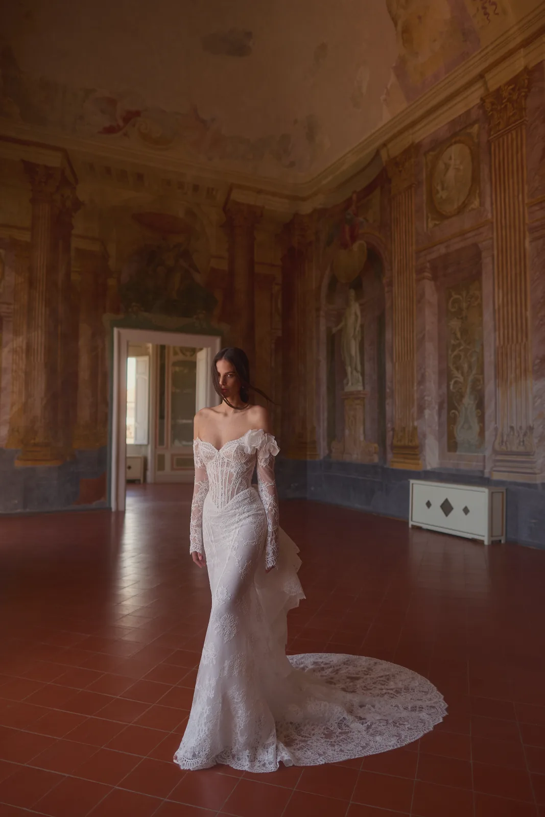 Dettaglio dei fiori tridimensionali cuciti a mano dell’abito da sposa Peonia Reale