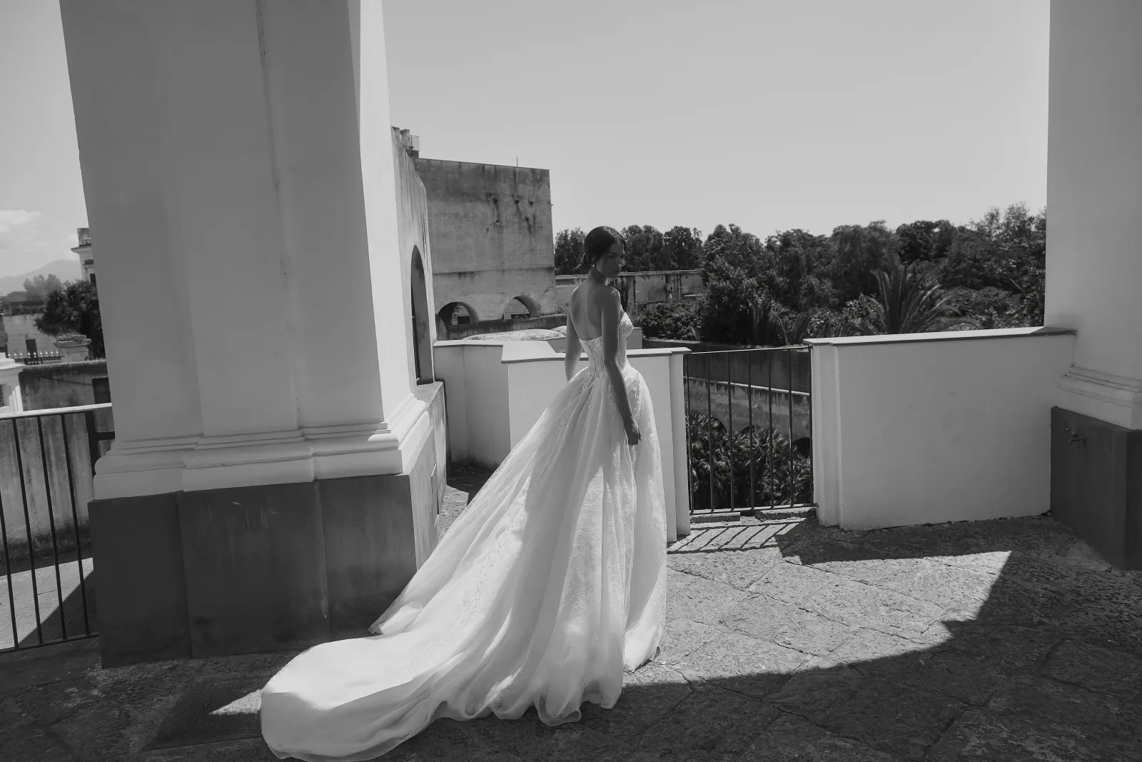 Mantilla di fiori ricamati dell’abito da sposa Prudence, editoriale con cavallo