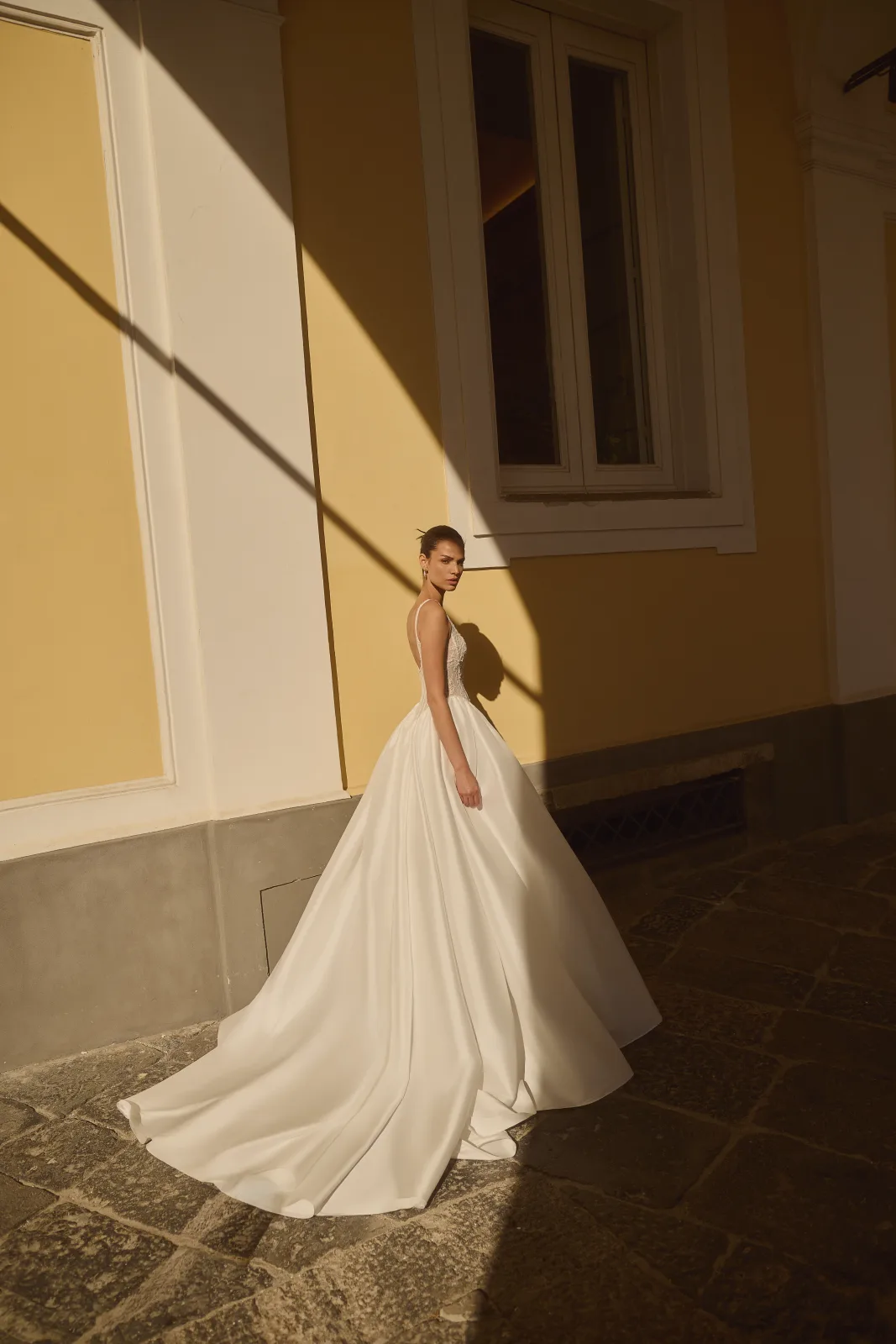 Corsetto in pizzo trasparente e mikado dell’abito da sposa regale Windsor